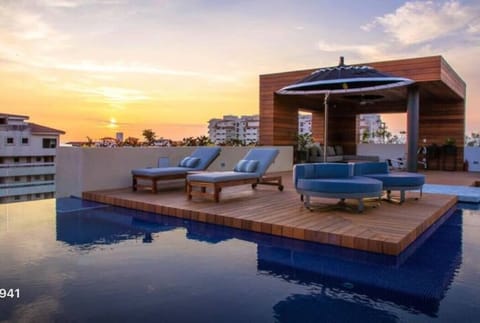Top Floor dipping pool & lounge