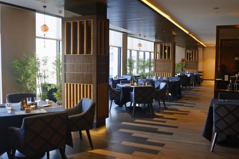 3 restaurants; breakfast, lunch, and dinner served