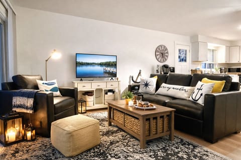 Relaxing Living Room with Smart TV enjoy the spectacular view of Mona Lake