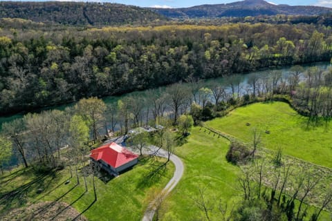 6 acres of privacy along the beautiful Norfork River