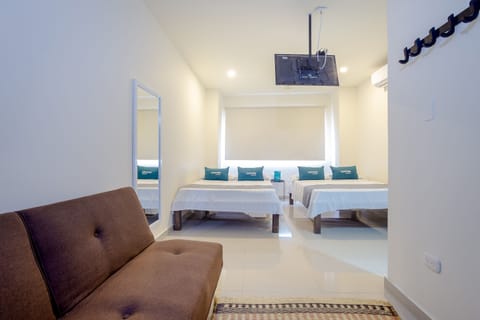 Quadruple Room | Desk, WiFi (free), bed sheets