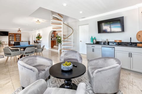 Lounge area and wet bar