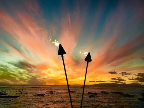 Many great dining options in Waikiki at sunset. 