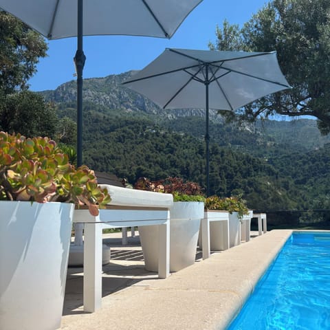 Villa Monti. Luxury Villa, Private Pool, Fully Air Conditioned Bedrooms Villa in Menton