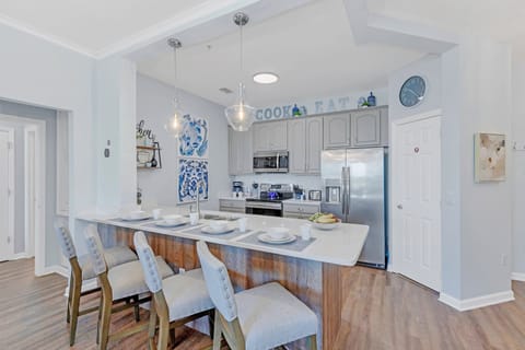 Breakfast bar with space for 4.