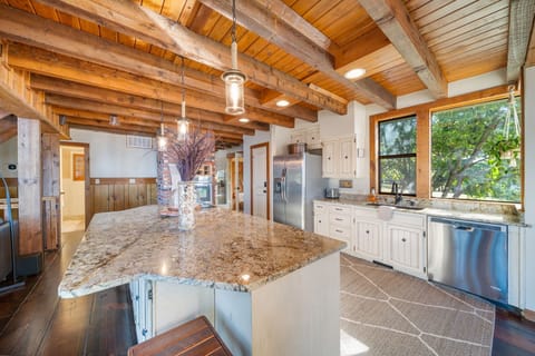 Fully stocked, service for 12. New pans & bakeware. Crockpot, griddle and air fryer provided