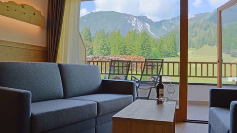 Superior Suite, Mountain View | 1 bedroom, in-room safe, desk, laptop workspace