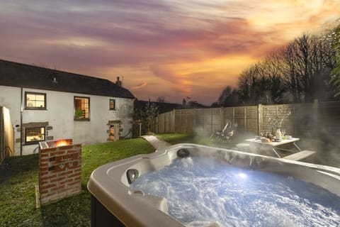 Private hot tub - The Old Hay Barn