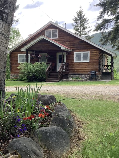 View of the front of the home, as small as it looks 1700 sqft are pack in there