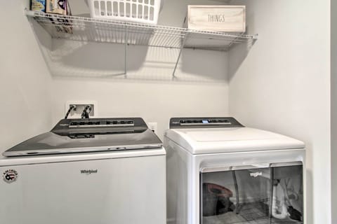 Laundry Closet | Washer & Dryer