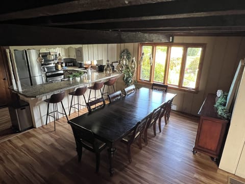 Main Dining Area
Table Seats 8
4 Barstools
Additional Table in same area seats 4