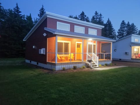 Relax on the screened veranda- bug free... 