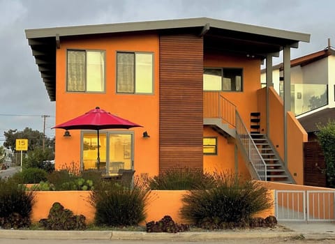 Water View and Pet-Friendly Bring the family, including your furry friends, to this stunning water-view home just a short stroll from Hobie and Kiddie beaches.