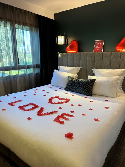 Classic Room, 1 Queen Bed, Non Smoking | Premium bedding, pillowtop beds, in-room safe, individually furnished