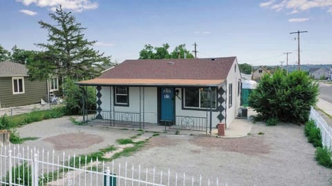 Inviting Front Yard – A well-maintained outdoor space with lush greenery and a welcoming atmosphere, perfect for enjoying the fresh air.