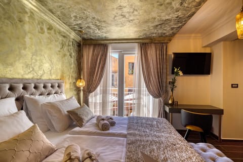 Design Room, 1 Queen Bed, Private Bathroom, City View | Premium bedding, memory foam beds, in-room safe, individually decorated