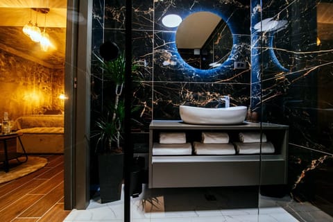 Design Room, 1 Queen Bed, Private Bathroom, City View | Bathroom | Shower, free toiletries, hair dryer, bathrobes