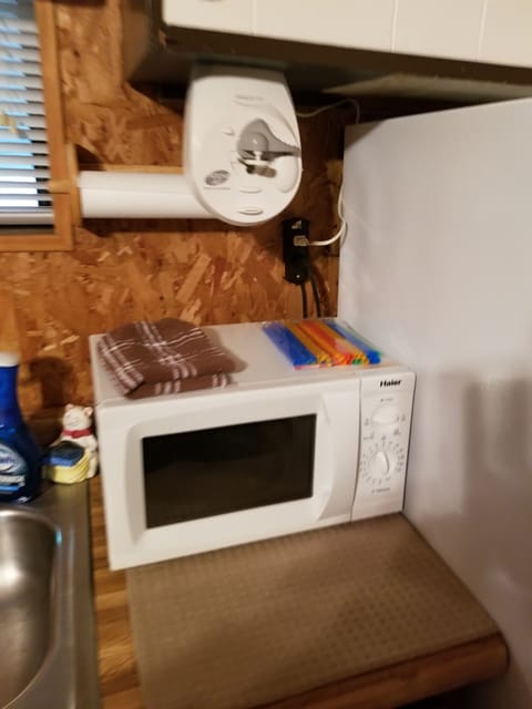 microwave and can opener 