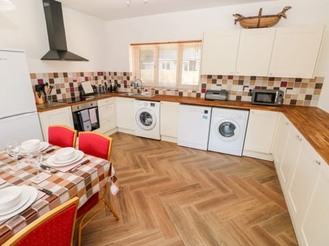 Cottage | Private kitchen | Fridge, dishwasher, electric kettle, toaster
