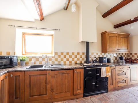 Cottage | Private kitchen | Fridge, dishwasher, electric kettle, cookware/dishes/utensils