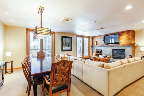 Living Room with Queen Sleeper Sofa / Dining Room