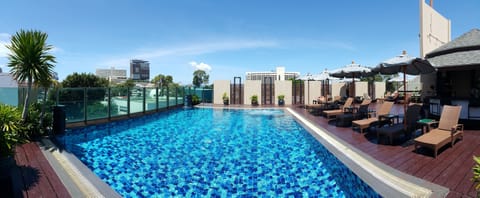 Outdoor pool, pool umbrellas, sun loungers