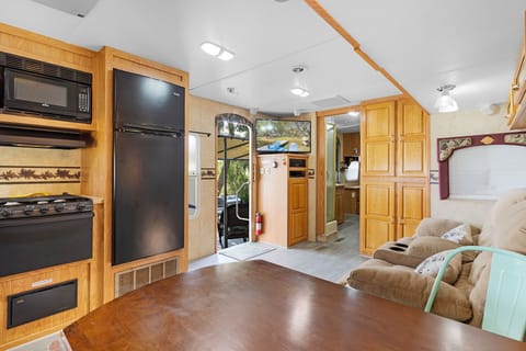 WIFI, Netflix and chill, Bluetooth stereo