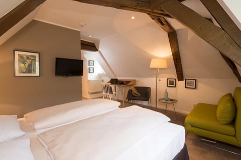 Double Room | In-room safe, desk, soundproofing, free WiFi