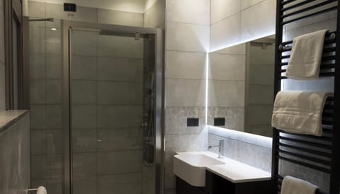 Romantic Suite | Bathroom | Free toiletries, hair dryer, towels