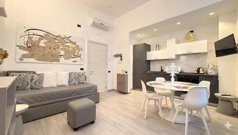 Romantic Suite | Minibar, in-room safe, desk, blackout drapes