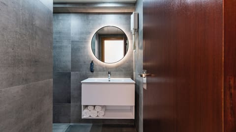 Shower, free toiletries, hair dryer, bidet