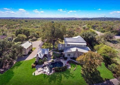 Overview of the main house with the pool and 5 bedrooms