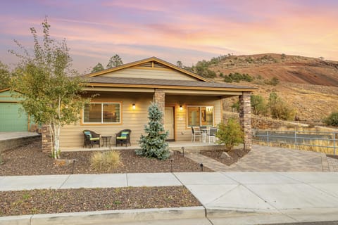 2 bedroom/ 2 bath with Mountain Views!