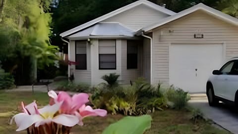 Charming House in Mount Dora. Private entrance and entire front of house.