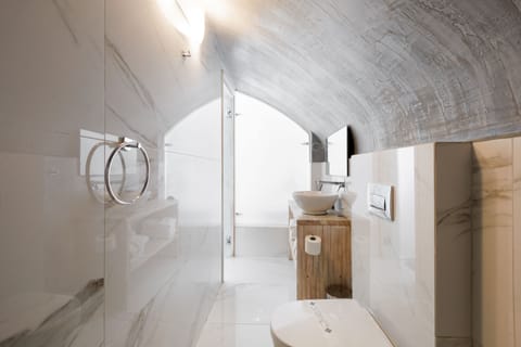 Deluxe Pool Suite | Bathroom | Shower, rainfall showerhead, hair dryer, bathrobes