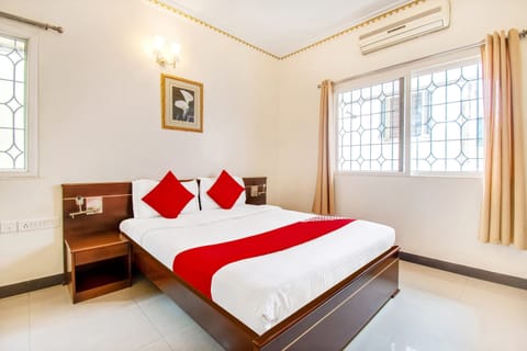 Economy Room | Desk, laptop workspace, rollaway beds (surcharge), WiFi (free)
