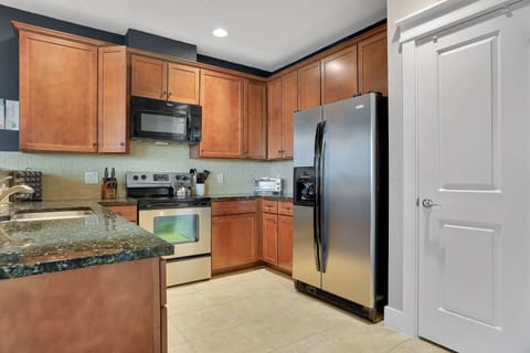 Spice rack, rice/ slow cooker, and a juicer available too.