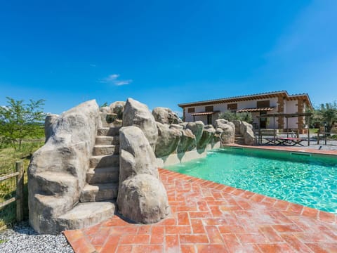 Water, Sky, Plant, Natural Landscape, Cloud, Swimming Pool, Building, Bedrock, Tree, Landscape