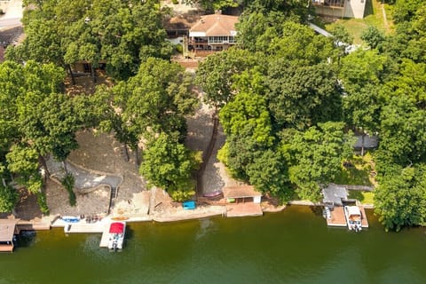 This aerial shot highlights how close we are to the waterfront! Enjoy Lake Loch Lomond!