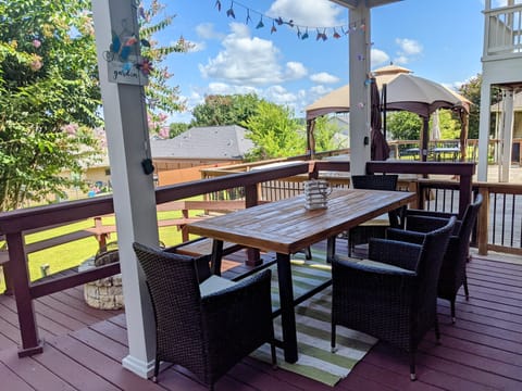 Outdoor dining with seating for 6.