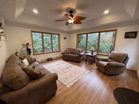 TEMPORARY MEMBERSHIPS STILL AVAILABLE. Bright and sunny all-season sun room!