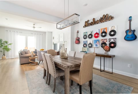 Welcome to Wildflower North! Modern 4-bedroom townhouse with private en-suite bathrooms and free parking, just 10 minutes from Broadway. Permit: 2021042474