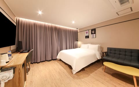 Deluxe | Premium bedding, down comforters, WiFi (free), bed sheets