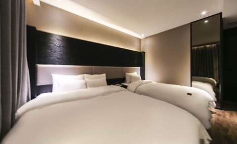 Twin Room | Down comforters, blackout drapes, soundproofing, iron/ironing board