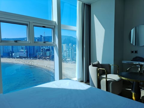 Executive Ocean Suite (+Styler) | Desk, blackout drapes, soundproofing, free WiFi