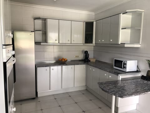 Fully equipped kitchen (oven, stove, dishwaasher, etc)