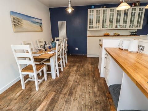 Cottage | Private kitchen | Fridge, dishwasher, electric kettle, toaster