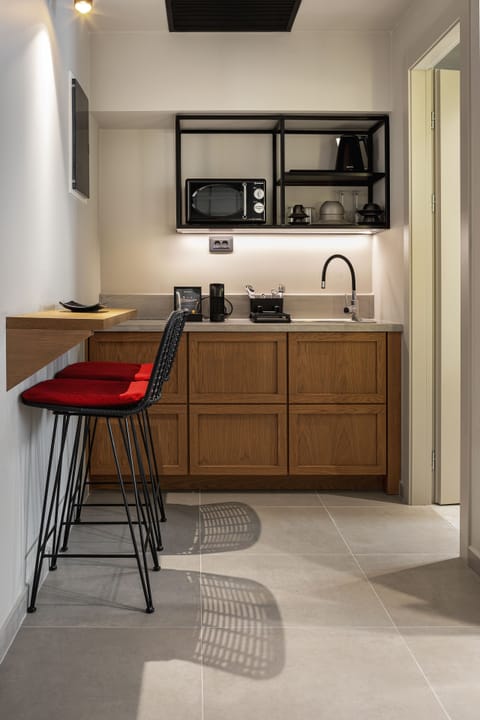 Deluxe Room | Private kitchen | Mini-fridge, microwave, espresso maker, coffee/tea maker