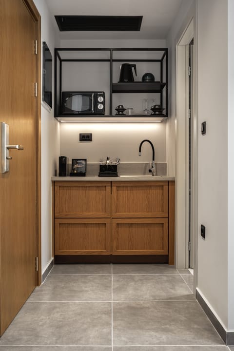 Deluxe Room | Private kitchen | Mini-fridge, microwave, espresso maker, coffee/tea maker