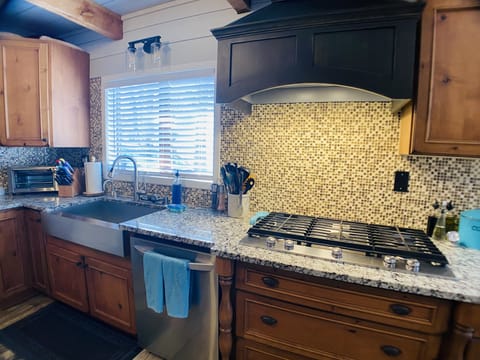 Instant Hot Water for making Tea/Cocoa, large gas cooktop, full size dishwasher